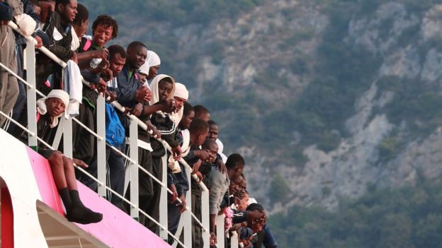 Le navire de sauvetage Vos Prudence de Médecins Sans Frontières (MSF) au petit matin du 14 juillet 2017 arrive dans le port de Salerno, en Italie avec à son bord 935 migrants, dont 16 enfants et 7 femmes enceintes