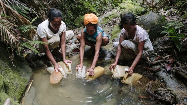 Mujeres recogen agua en Timor Oriental