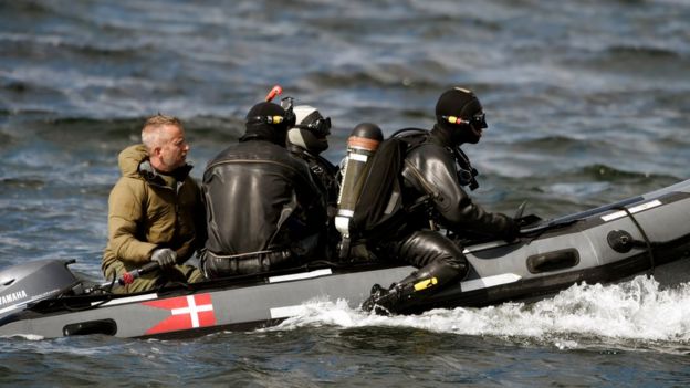 Autoridades danesas buscando el cuerpo de Kim.