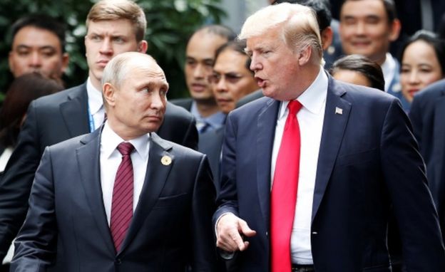 El presidente ruso, Vladímir Putin, camina junto a Trump en noviembre de 2017.