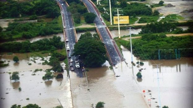 Carretera inundada en México