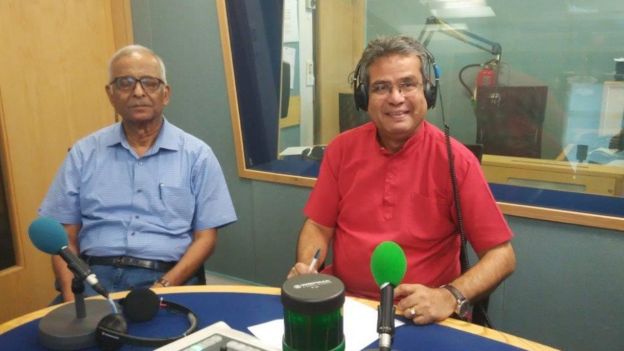 தனது வாழ்க்கை வரலாற்றை எழுதிய மேஜர் ஜென்ரல் பி.கே. சிங்குடன் ஜென்ரல் சகத் சிங்