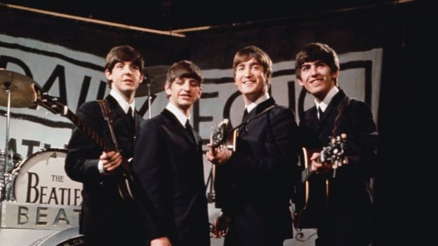 Ban nhạc The Beatles nhiều lân trình diễn với comple