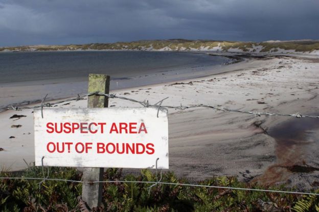 Cerca con cartel que advierte del peligro por las minas en Bahía Yorke, Malvinas/Falklands.