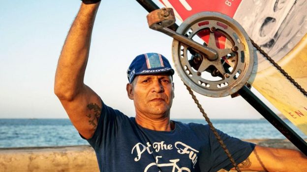 كوبي يصنع الدراجة الأعلى في العالم بطول عشرة أمتار