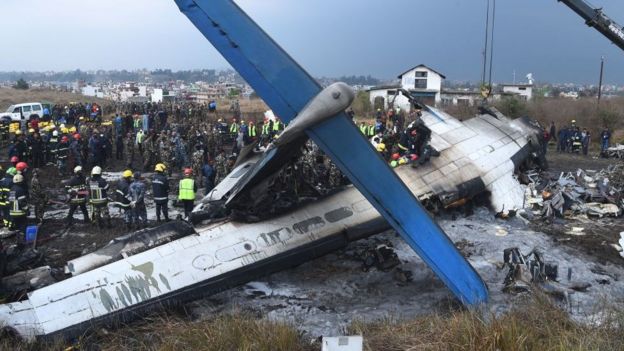 Nepal devolvió trabajadores alrededor de las raíces de un avión que heredó bajo el aeropuerto internacional de Katmandú
