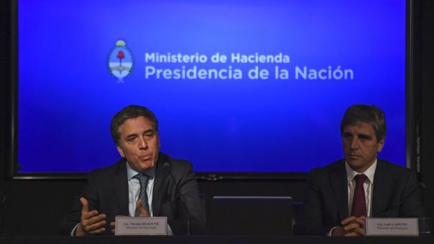 Ministro da Fazenda da Argentina, Nicolás Dujovne (esq.), e o ministro das Finanças do país, Luis Caputo.