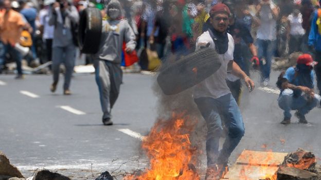 4 claves que explican por qué es diferente la nueva ola de protestas en Venezuela contra el gobierno de Nicolás Maduro _95622704_getty
