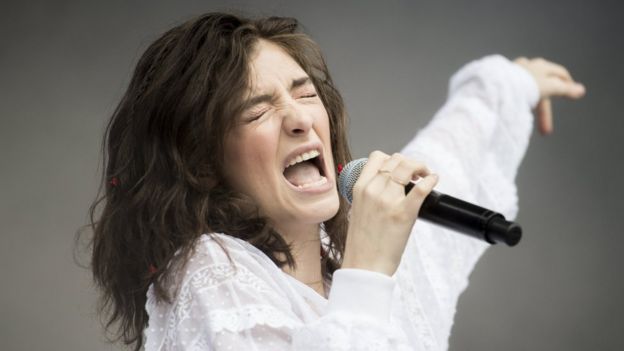 المغنية لورد