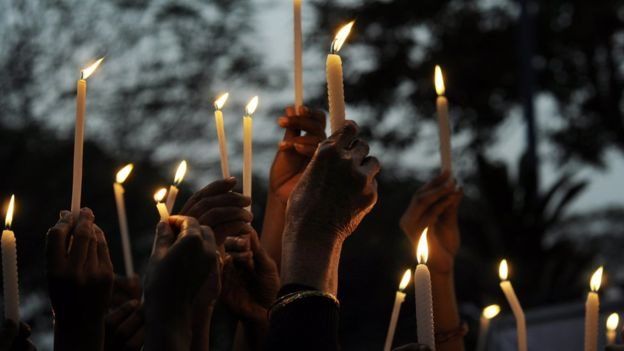 எரியும் மெழுகுதிரிகள்