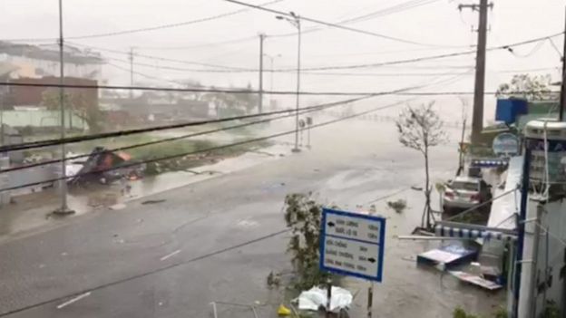 Typhoon Damrey batters a street in Nha Trang, Vietnam (04 November 2017)