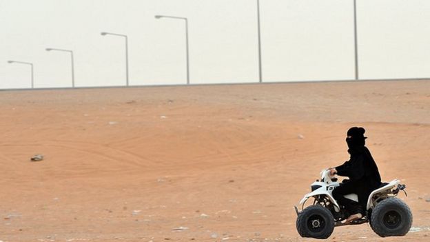 امراة تقود موتوسايكل