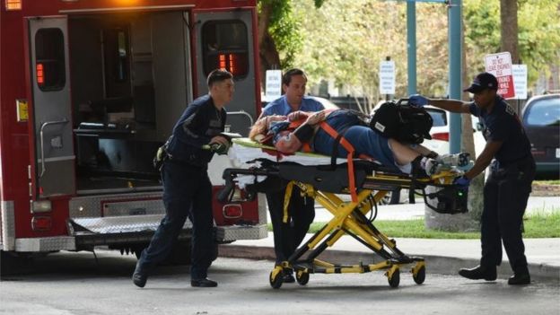 Un herido es llevado en ambulancia.
