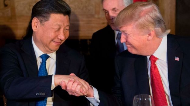 Donald Trump dándose la mano con Xi Jinping durante una cena en Mar-a-Lago, West Palm Beach, Florida.