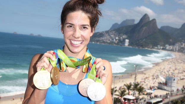 Maya Dirado muestra sus cuatro medallas conseguidas en Río