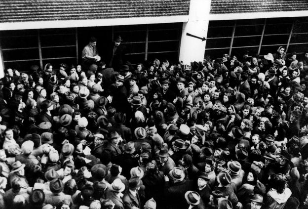 Miles de personas buscando cartas de protección (Foto: Archiv für Zeitgeschichte, ETH Zurich)