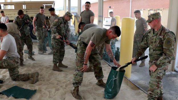 Soldados del ejército de EE.UU. en preparativos de cara a la llegada del huracán Irma.