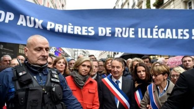 سياسيون فرنسيون يحتجون على أداء المسلمين صلاة الجمعة في الشوارع _98708804_574d70de-249a-4866-a875-f4370cb8ba1f