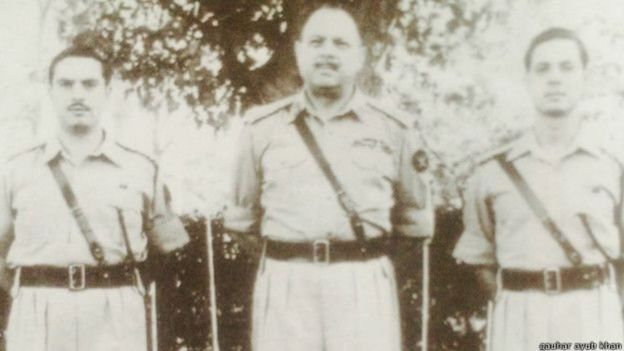 அதிபர் அயூப் கானும் அவரது இரு மகன்களும்