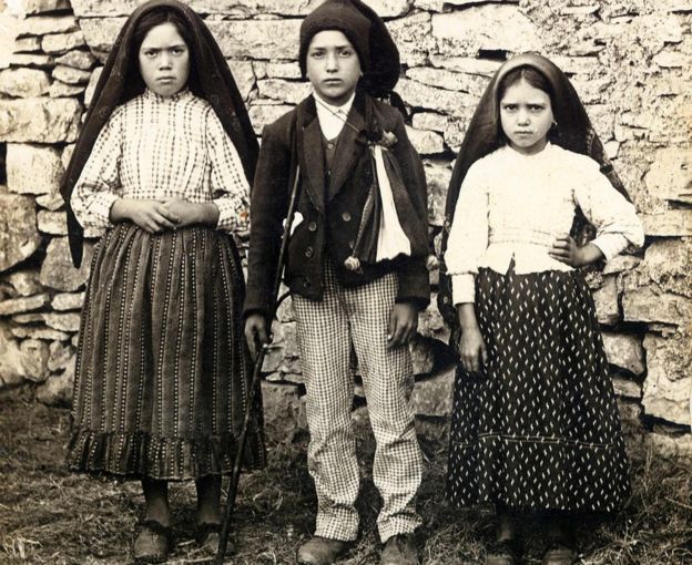 Lucia, Francisco and Jacinta Marto (de izda a dcha), dijeron haber visto a la Virgen en 1917.