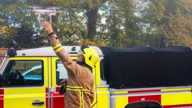 英國消防人員在放飛一個無人機。