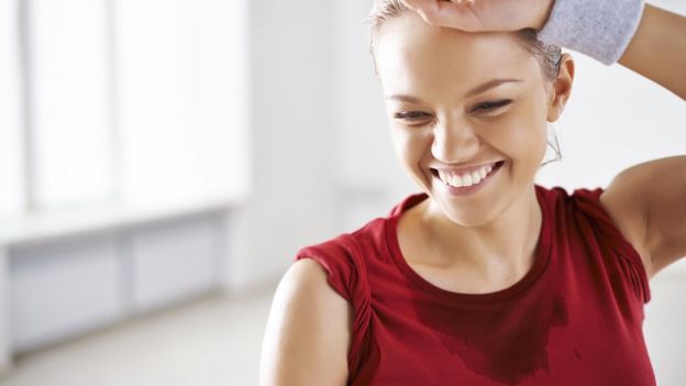 Mujer en ropa de ejercicio.