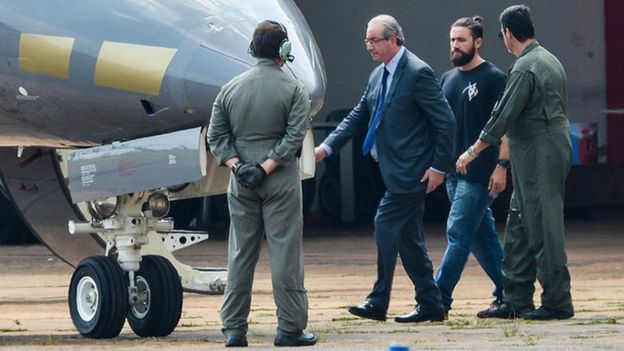 Cunha embarca para Curitiba após ser preso pela PF em outubro de 2016