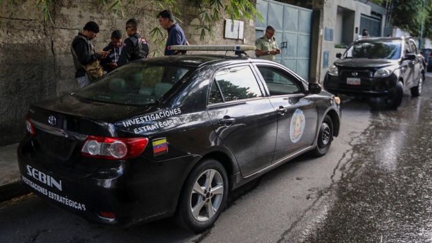 El Servicio de Inteligencia (Sebin) en la puerta de la residencia del líder opositor Leopoldo López.