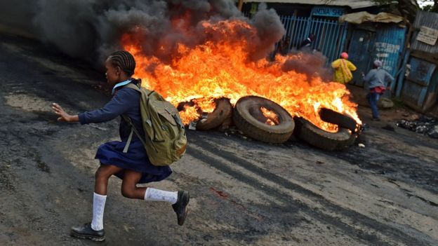 Waandamanji walioda kuwepo kwa mabadiliko ya sheria za uchaguzi wakikabiliana na maafisa wa polisi katika eneo la Kibera nchini Kenya.