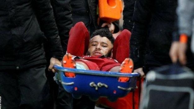 kiungo wa kati wa Liverpool Alex Oxlaide-Chamberlain alitolewa uwanjani kwa machela baada ya kupata jereha.