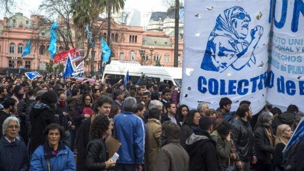 Hundreds of supporters in the Plaza de Mayo followed the van carrying Hebe de Bonafini after a judge ordered her arrest. 4 Aug 2016