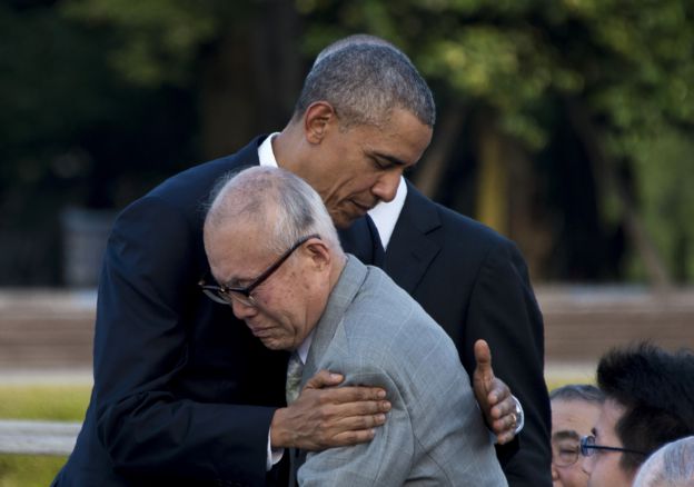 Obama abraza a Shigeaki Mori, sobreviviente de la bomba atómica de Hiroshima en 1945.