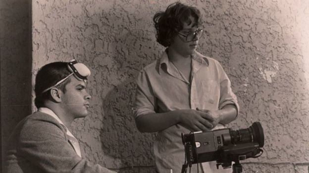 Guillermo del Toro, a la derecha, con Rigoberto Mora, socio en Necropsia, su primera empresa de efectos especiales. (Foto: Rigoberto Mora)