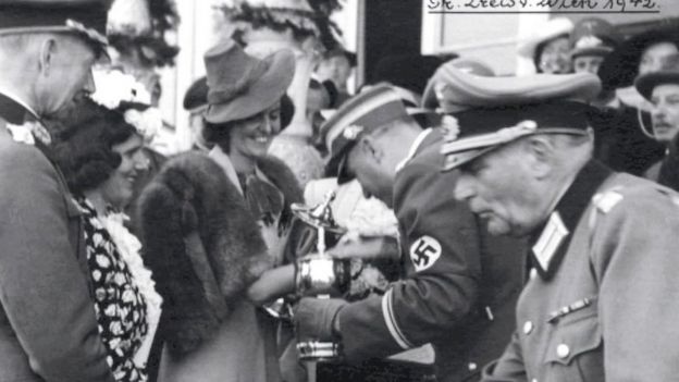 Tia Margit confraternizando com oficiais nazistas