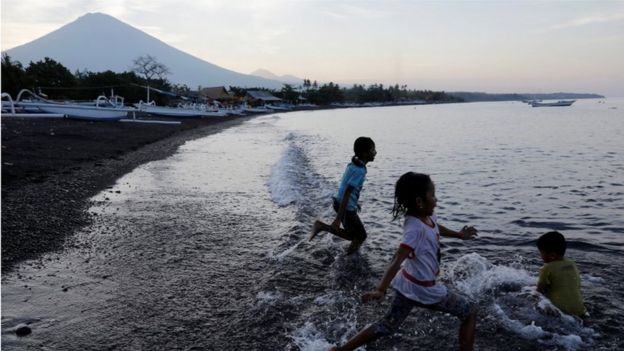 Miles de personas fueron evacuadas en Indonesia ante el peligro de erupción del Monte Agung.