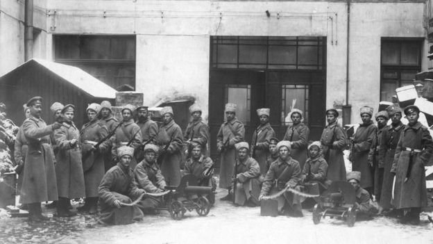 ரஷ்ய புரட்சியின்போது, அரசாங்கம் வசமிருந்து கைப்பற்றிய தொலைபேசி நிலையம் ஒன்றை புரட்சி வீரர்கள் காவல் காக்கும் புகைப்படம்