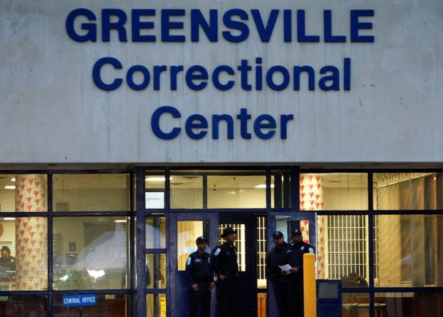 Свидетель казни и полицейские у ворот тюрьмы Гринсвилл