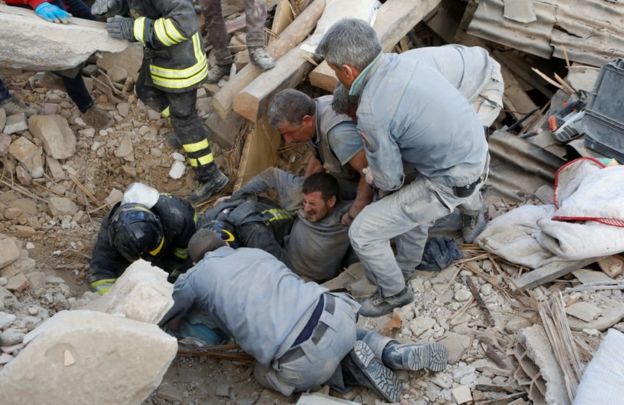 homem é resgatado em Amatrice, após terremoto que atingiu Itália em 2016