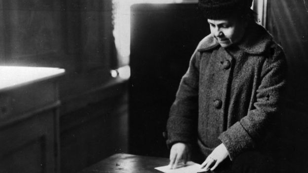 அரசியலமைப்பு சட்டமன்றத்தில் திரை ஒன்றுக்கு பின்னால் தன்னுடைய வாக்கை செலுத்தும் பெண்