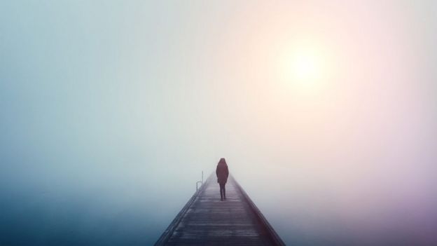 Mujer en un puente