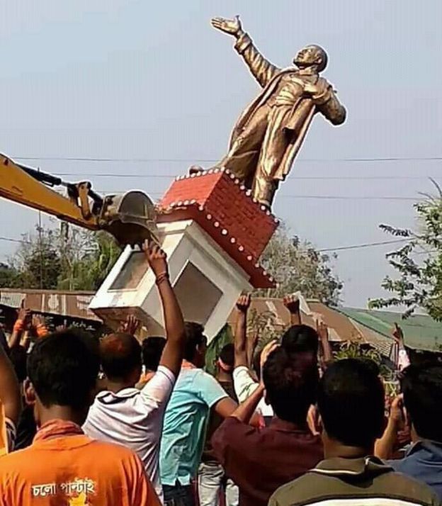 லெனின் சிலையை இடித்து அவரது தலையை வைத்து கால்பந்தாடிய பாஜகவினர்