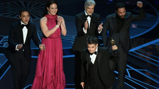 El director y elenco de "Una mujer fantástica" reciben el Oscar a mejor película de habla no inglesa