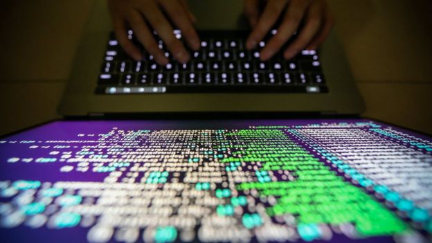 hacker usando computadora
