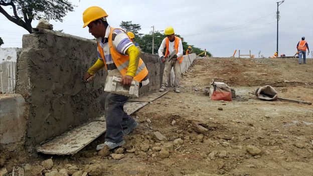 Construyendo el muro.