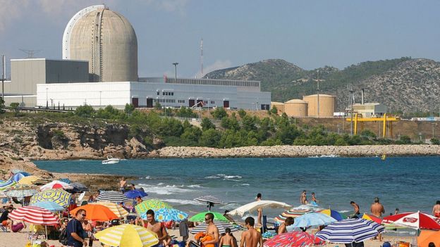 Playa al lado de una central nuclear