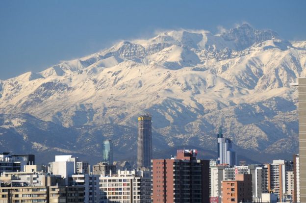 Santiago con los Andes nevados detrás.