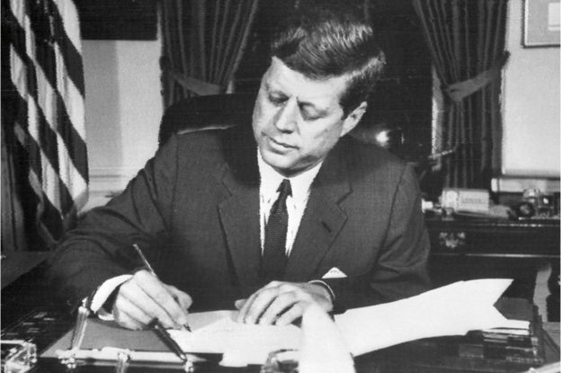 El presidente de Estados Unidos John Fitzgerald Kennedy firma una orden para el bloqueo naval a Cuba el 24 de octubre de 1962 en la Casa Blanca, Washington, durante la Crisis de los Misiles.