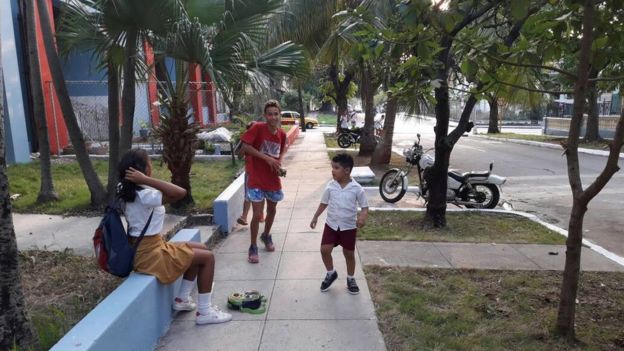 Un grupo de niños jugando en la calle.