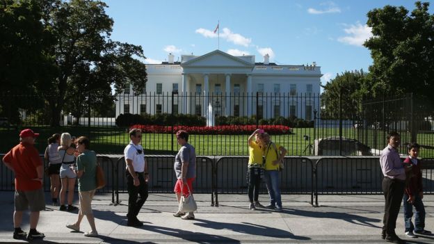 Turistas junto a la cerca norte de la Casa Blanca.