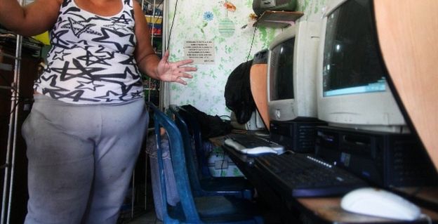 Dueña del cibercafé en el que trabajó Juan Carlos Sánchez Latorre en San Rafael, Venezuela. (Foto: Humberto Matheus)